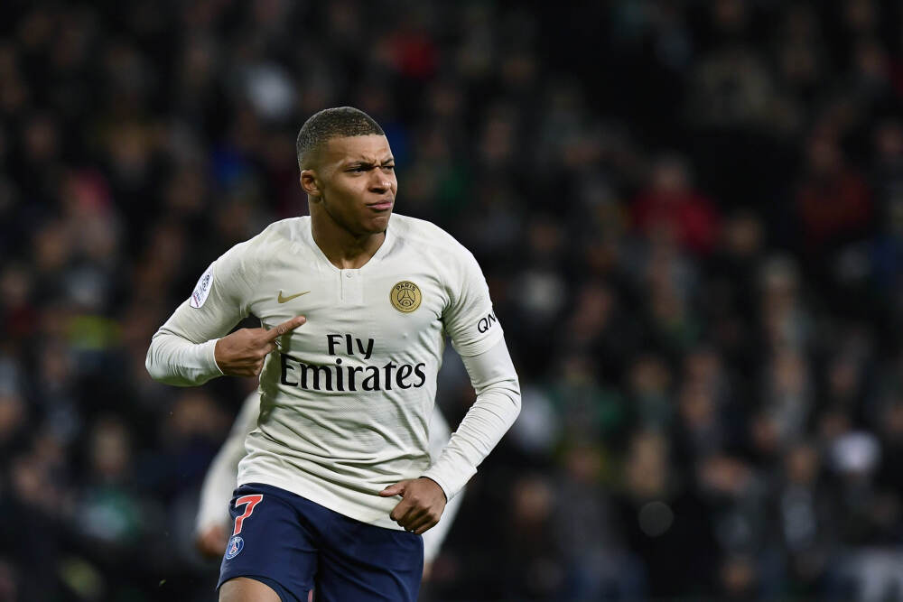 马竞晒圣诞合照：男女足主教练和队长与俱乐部主席塞雷佐出镜